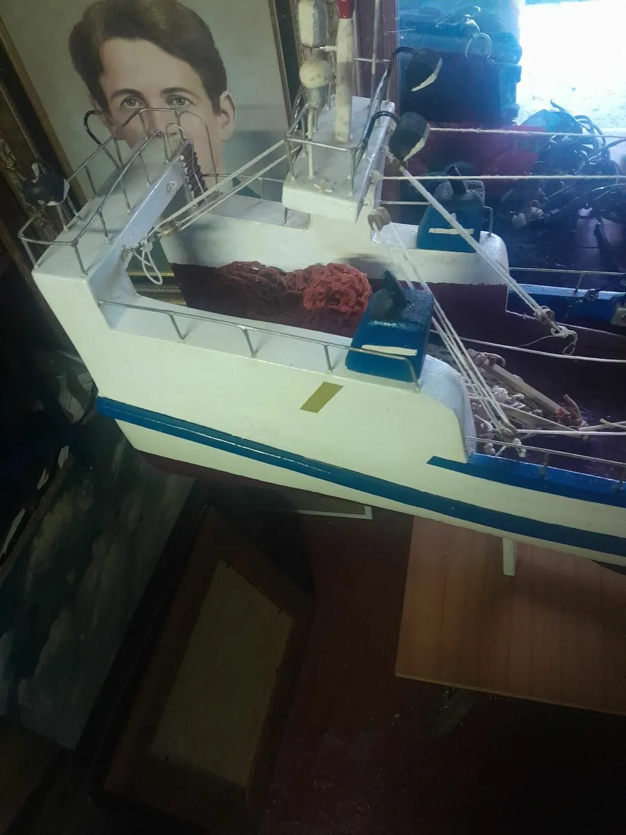 Handmade wooden fishing trawler model - Image 4