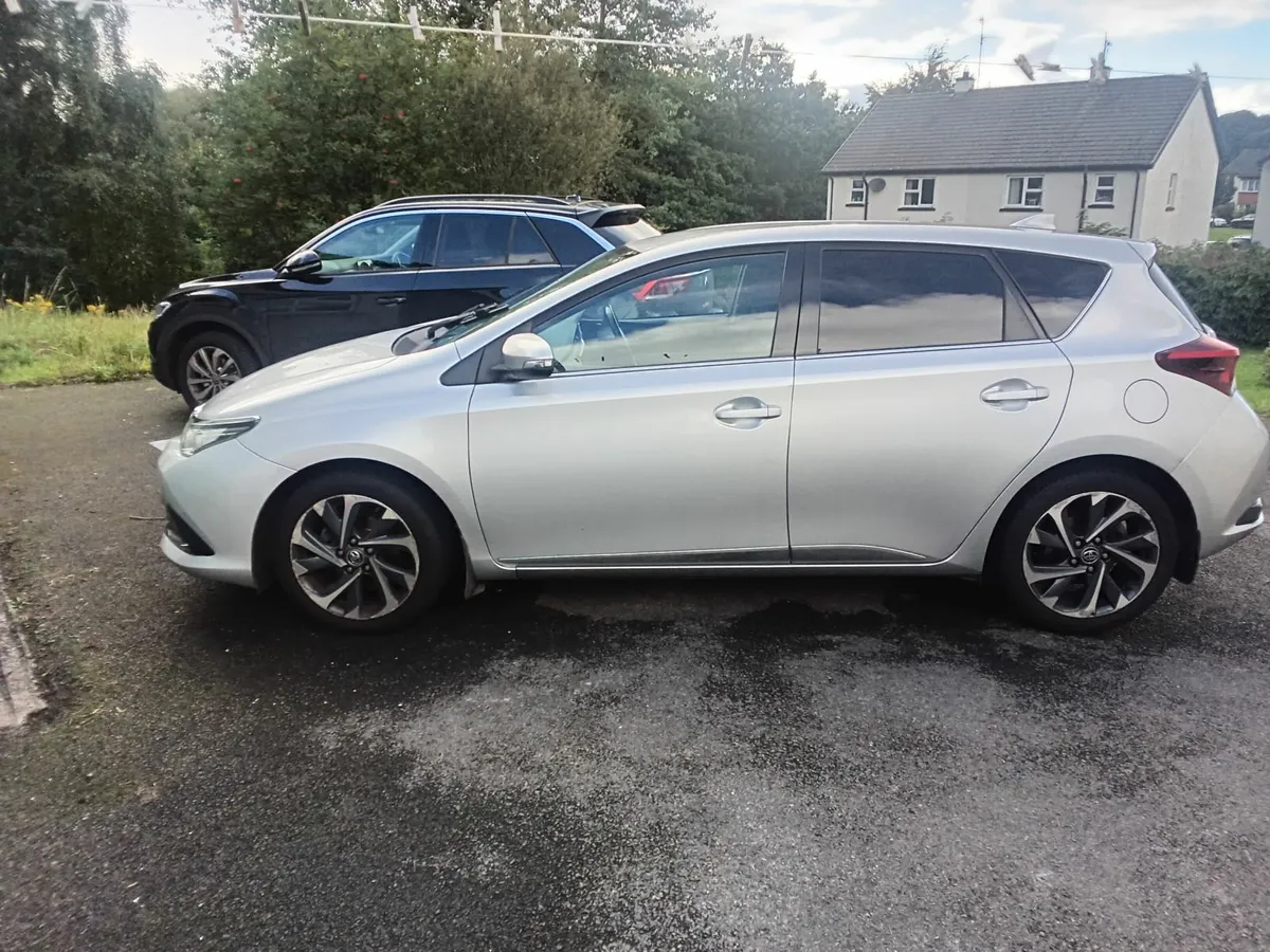 Toyota Auris 2015 - Image 2