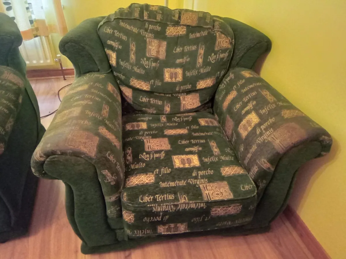 3 seater couch and  2 chairs - Image 3