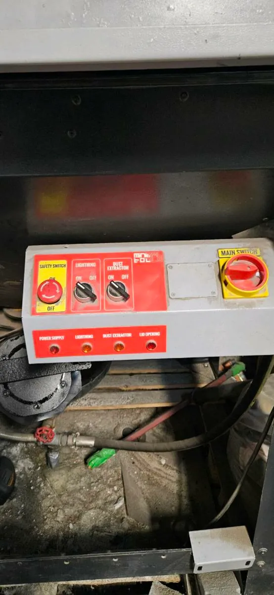 Industrial  sandblasting  cabinet - Image 1
