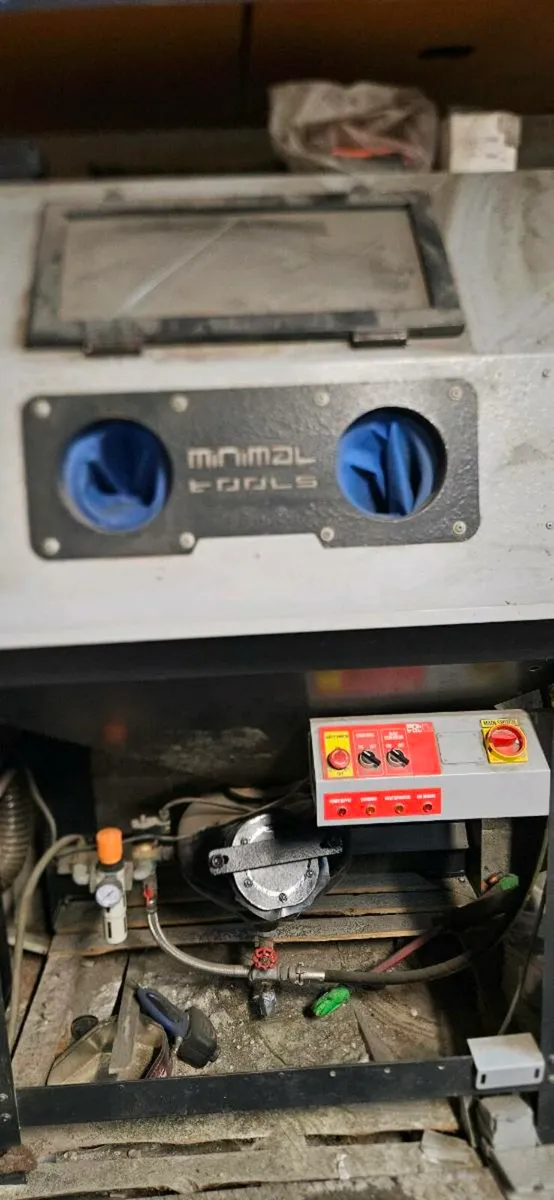 Industrial  sandblasting  cabinet - Image 2