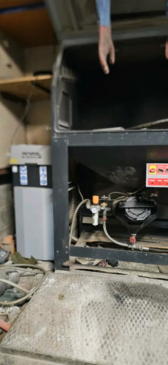 Industrial  sandblasting  cabinet - Image 3