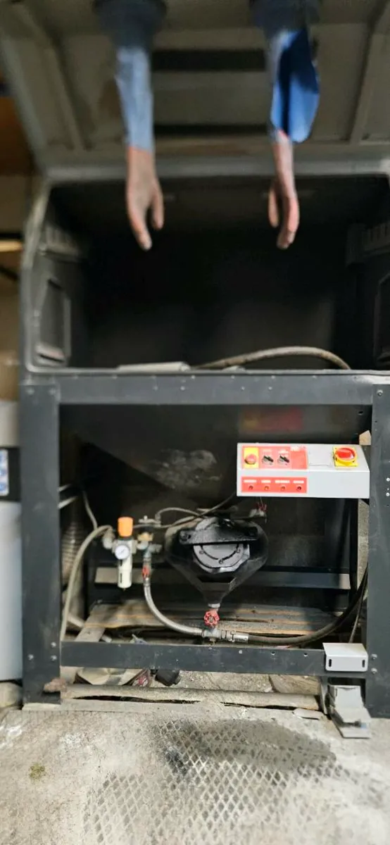 Industrial  sandblasting  cabinet - Image 4