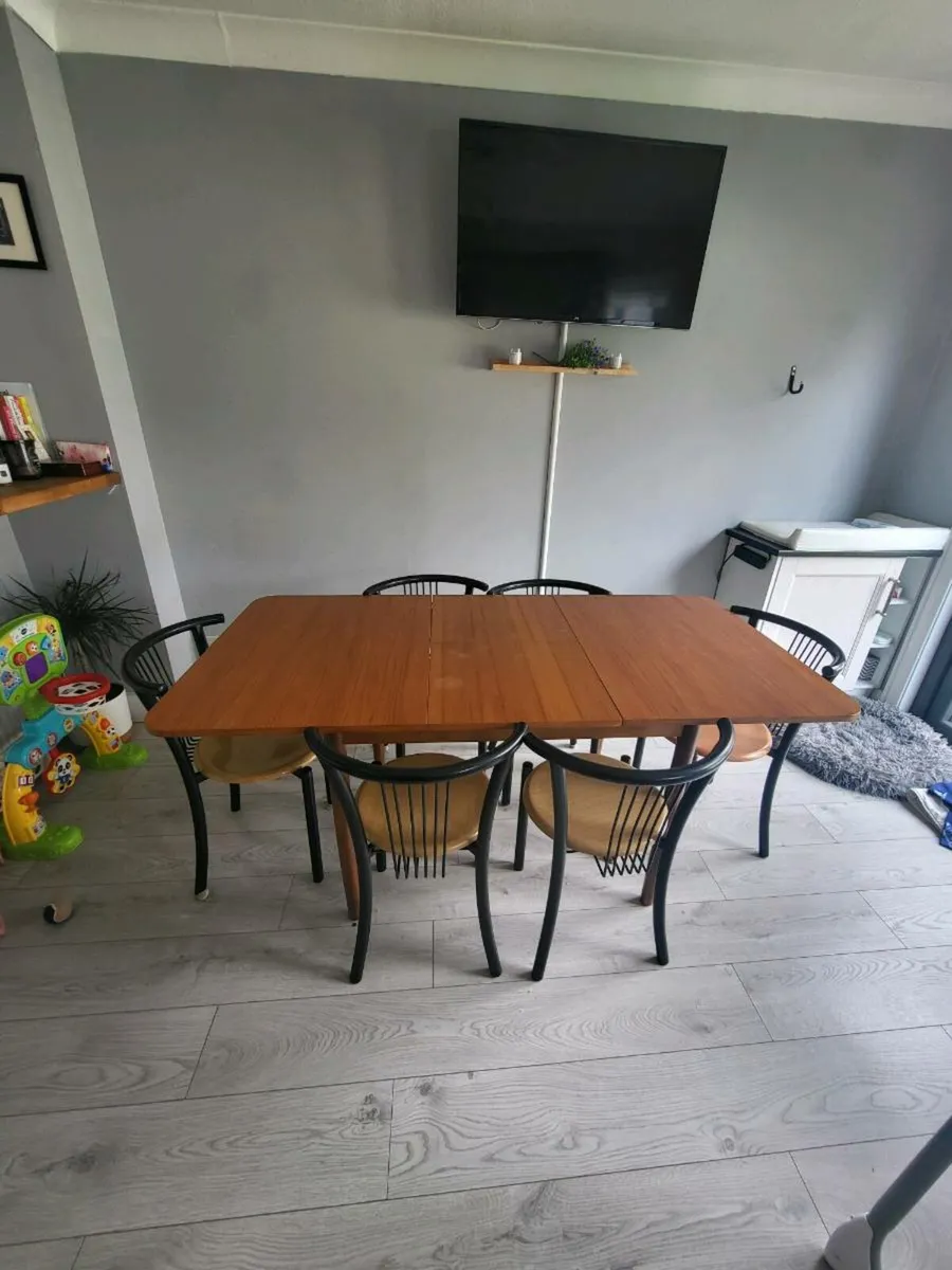 Extending dining table - Image 1