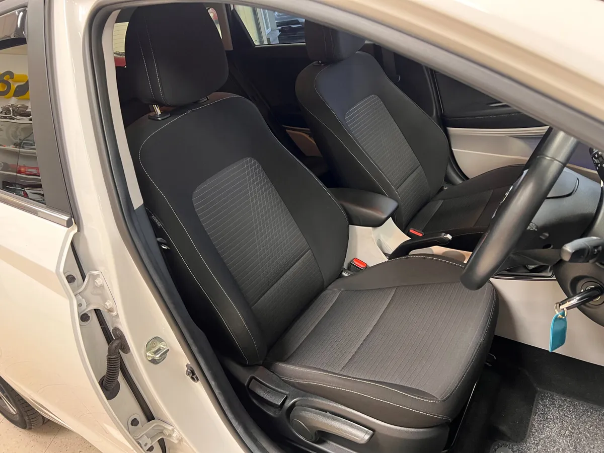 **ONLY 18,000 Kms As New**DELUXE PLUS 5DR **Financ - Image 4