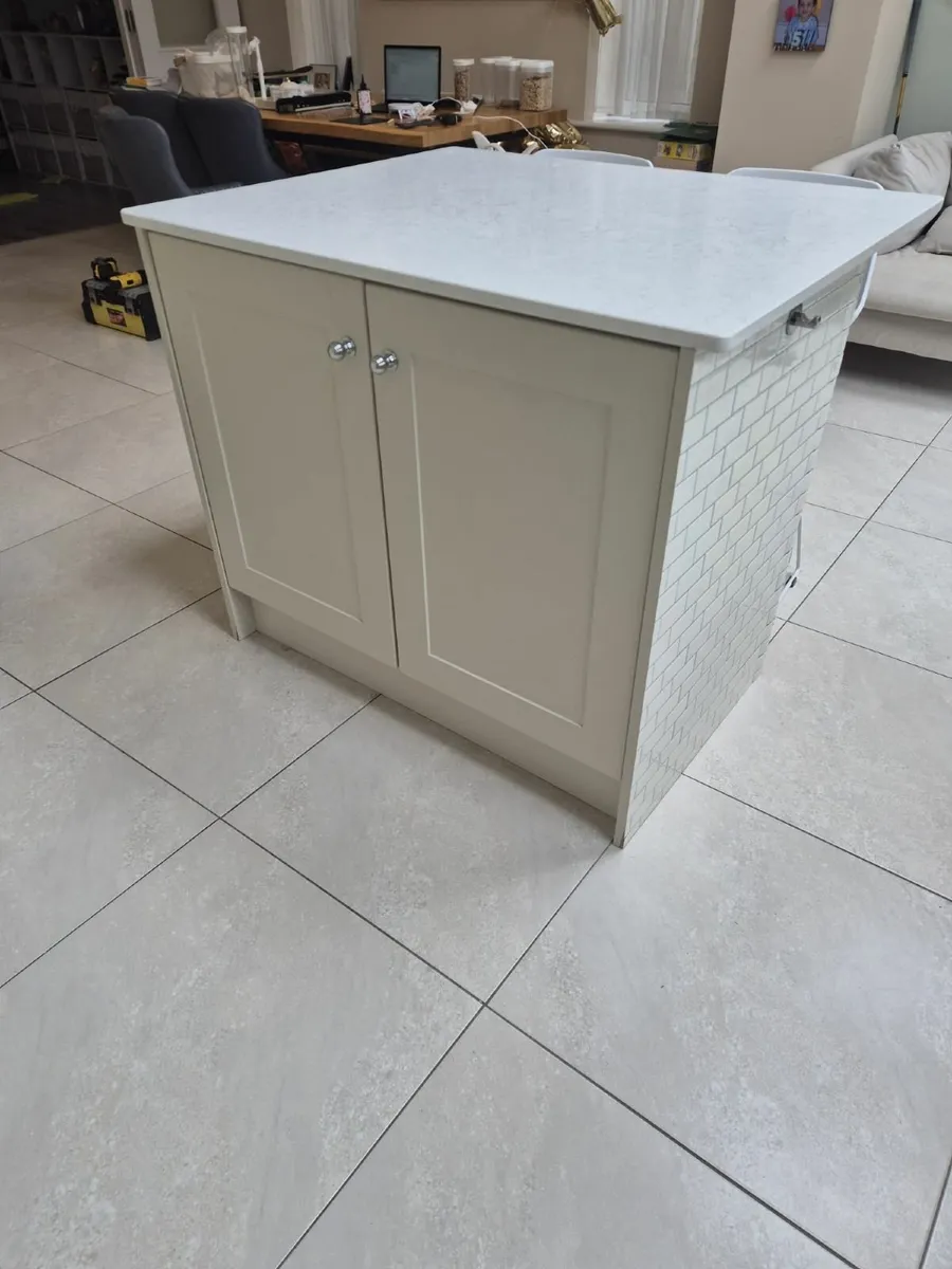Kitchen Island with quartz counter - Image 4
