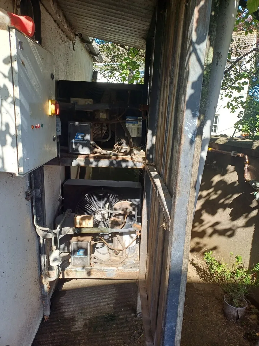 FABDEC milk tank and roller door for sale - Image 2