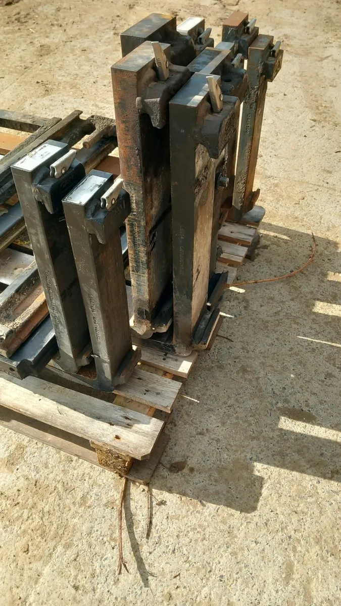 Forklift  carrages and forks - Image 1