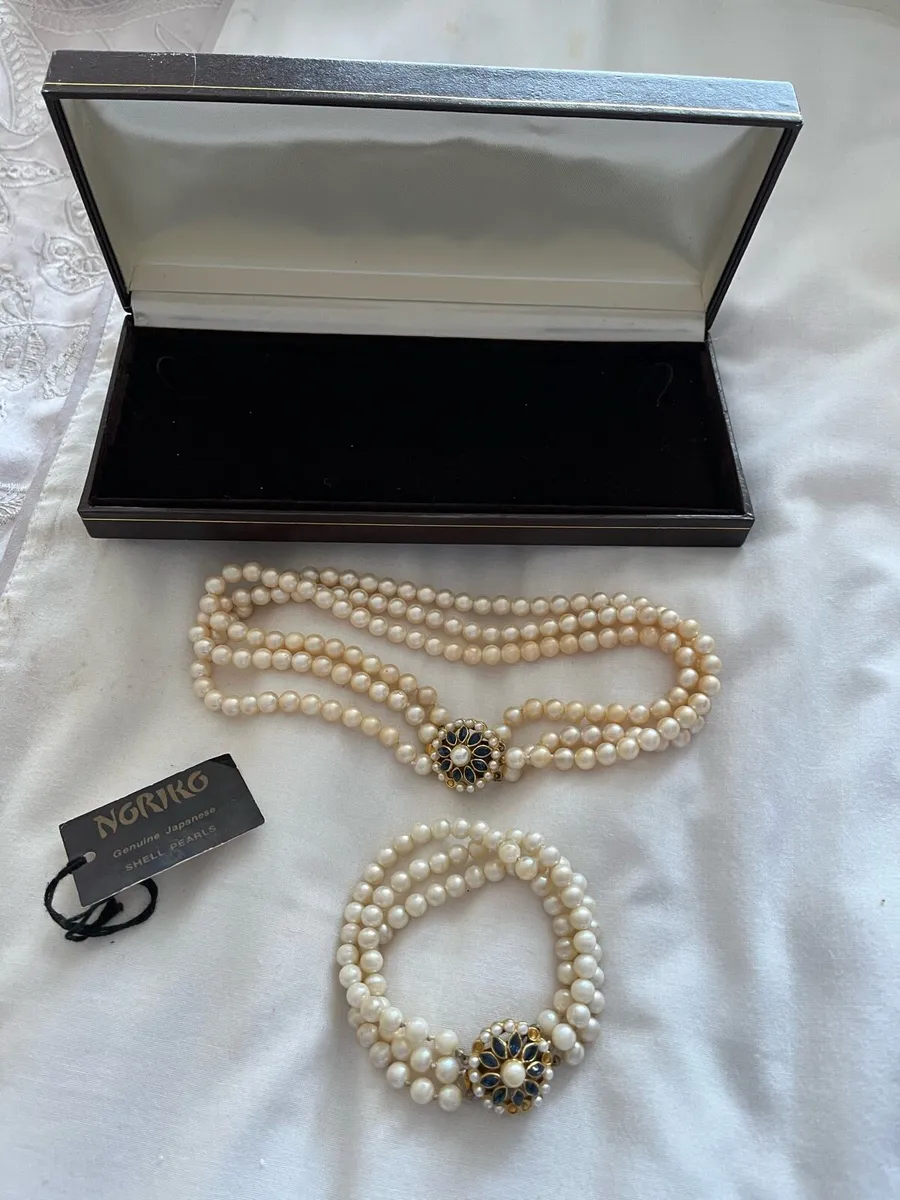 Vintage triple strand pearl set - Image 1