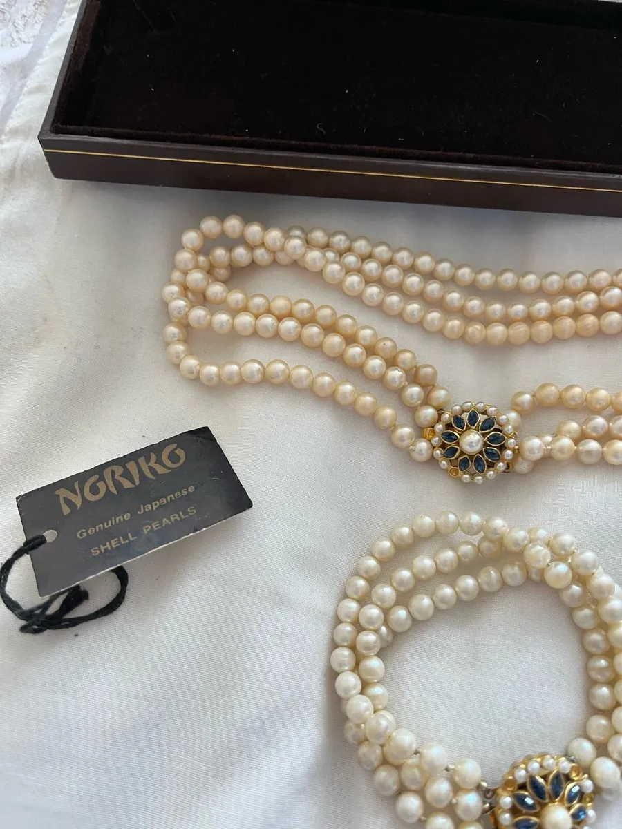 Vintage triple strand pearl set - Image 2