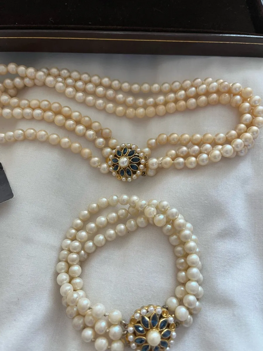 Vintage triple strand pearl set - Image 3