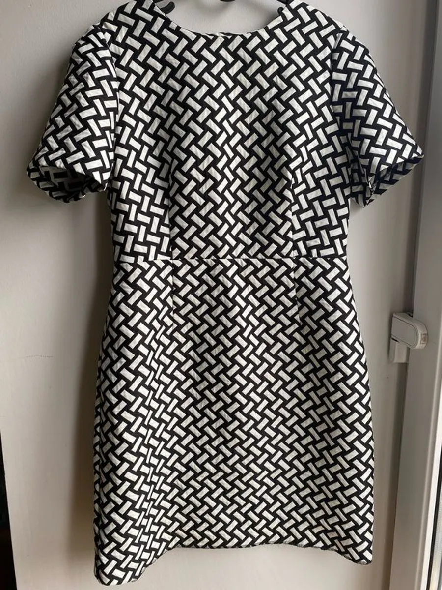 Elegant Black & White Geometric Print Dress - Image 1