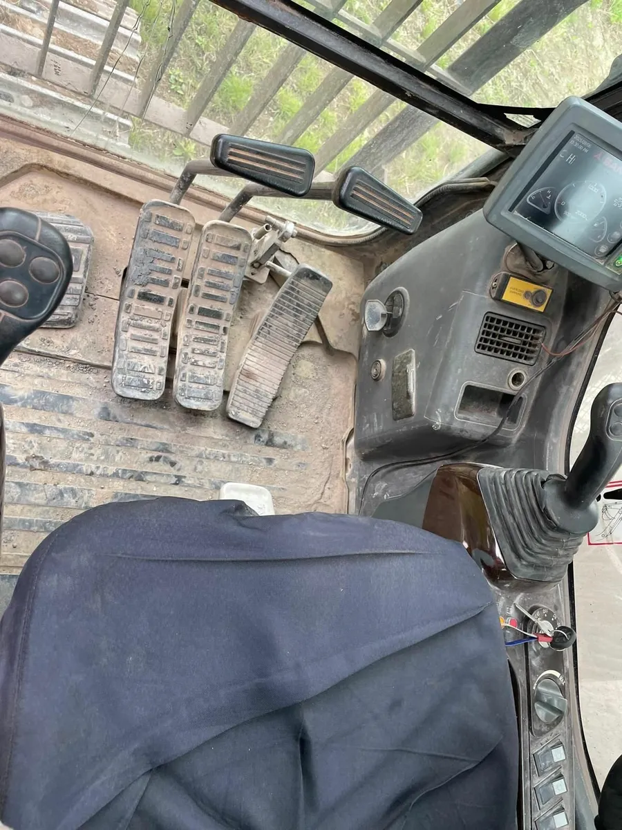 EXCAVATORS AND ROCKBREAKERS - Image 4
