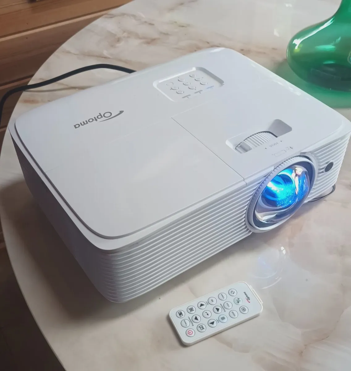 Optomo DLP projector, fully working, post 20e D18 - Image 1