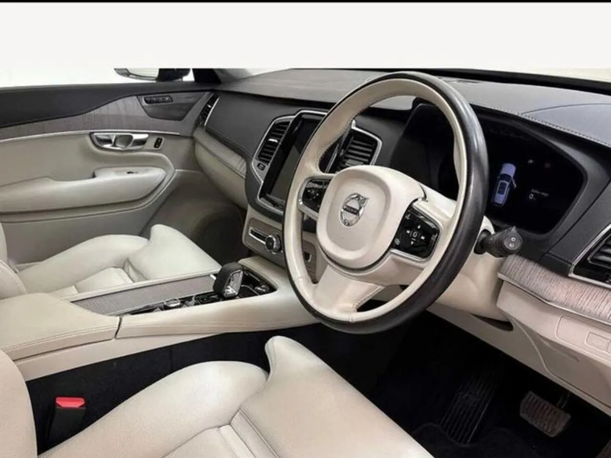 Volvo XC90 Recharge T8 Plus AWD  blonde Interior - Image 2