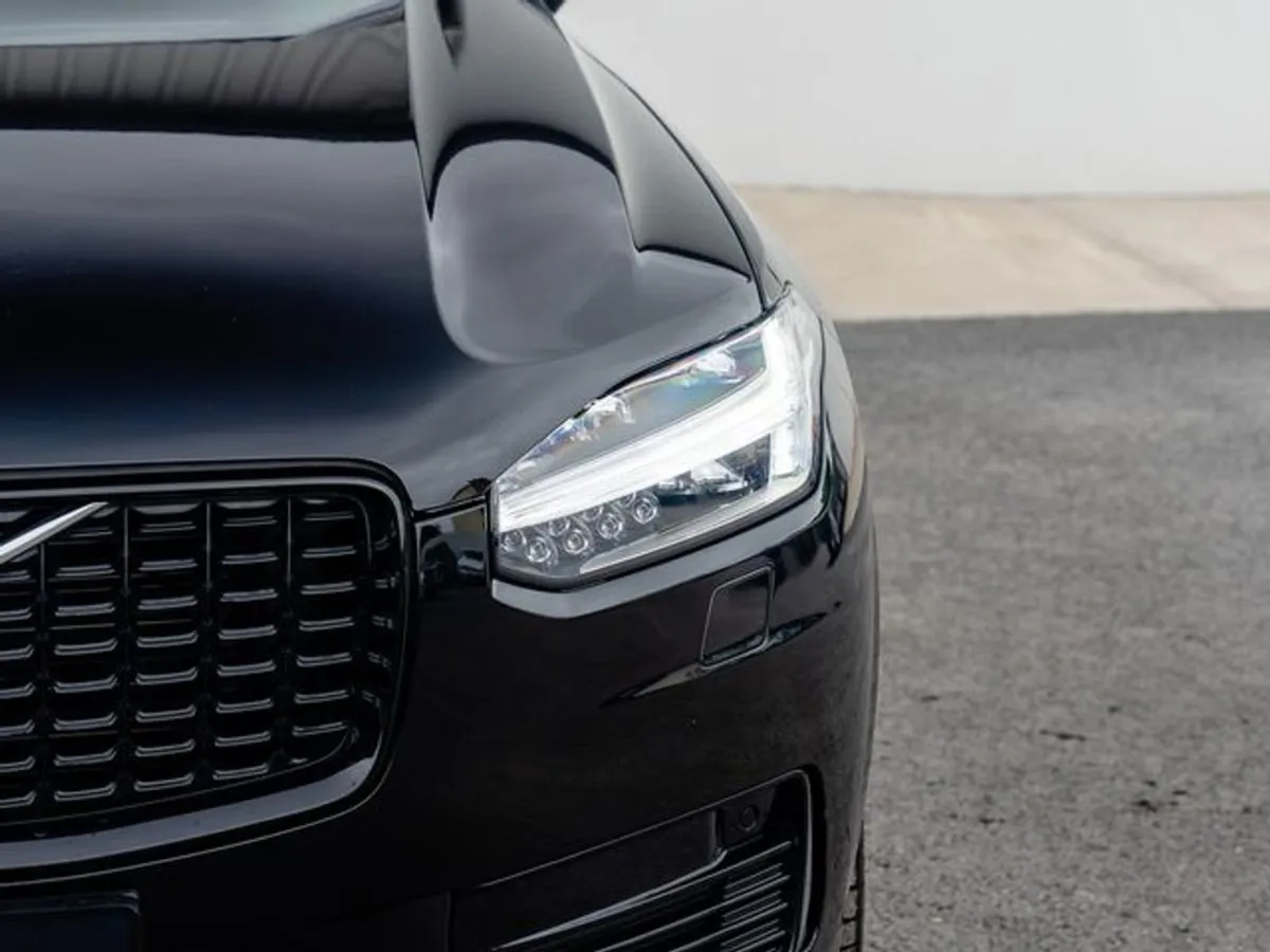 Volvo XC90 Recharge T8 Plus AWD  blonde Interior - Image 4