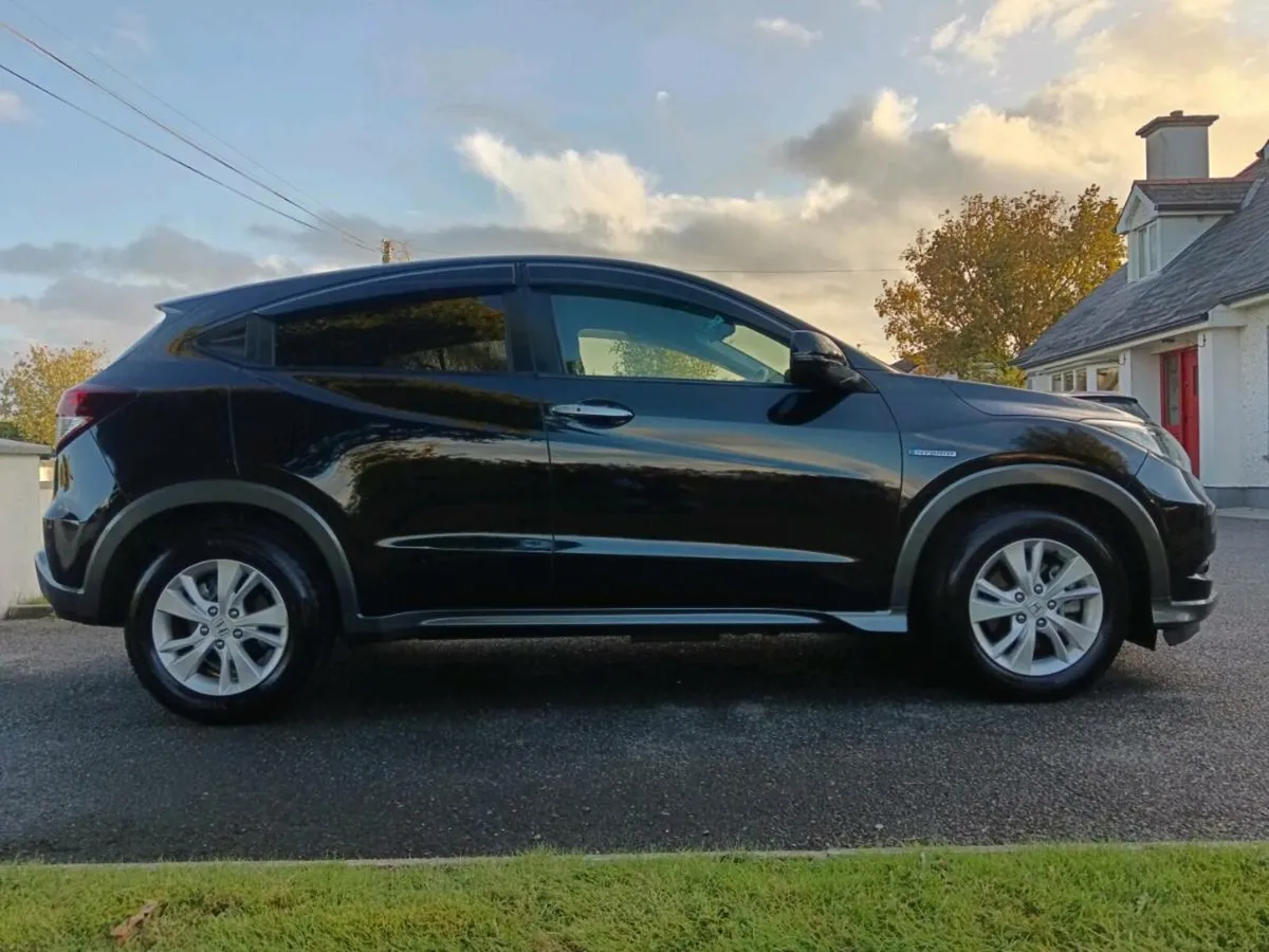 Honda HRV Vezel 1.5 Hybrid Auto 2015 Low km - Image 3