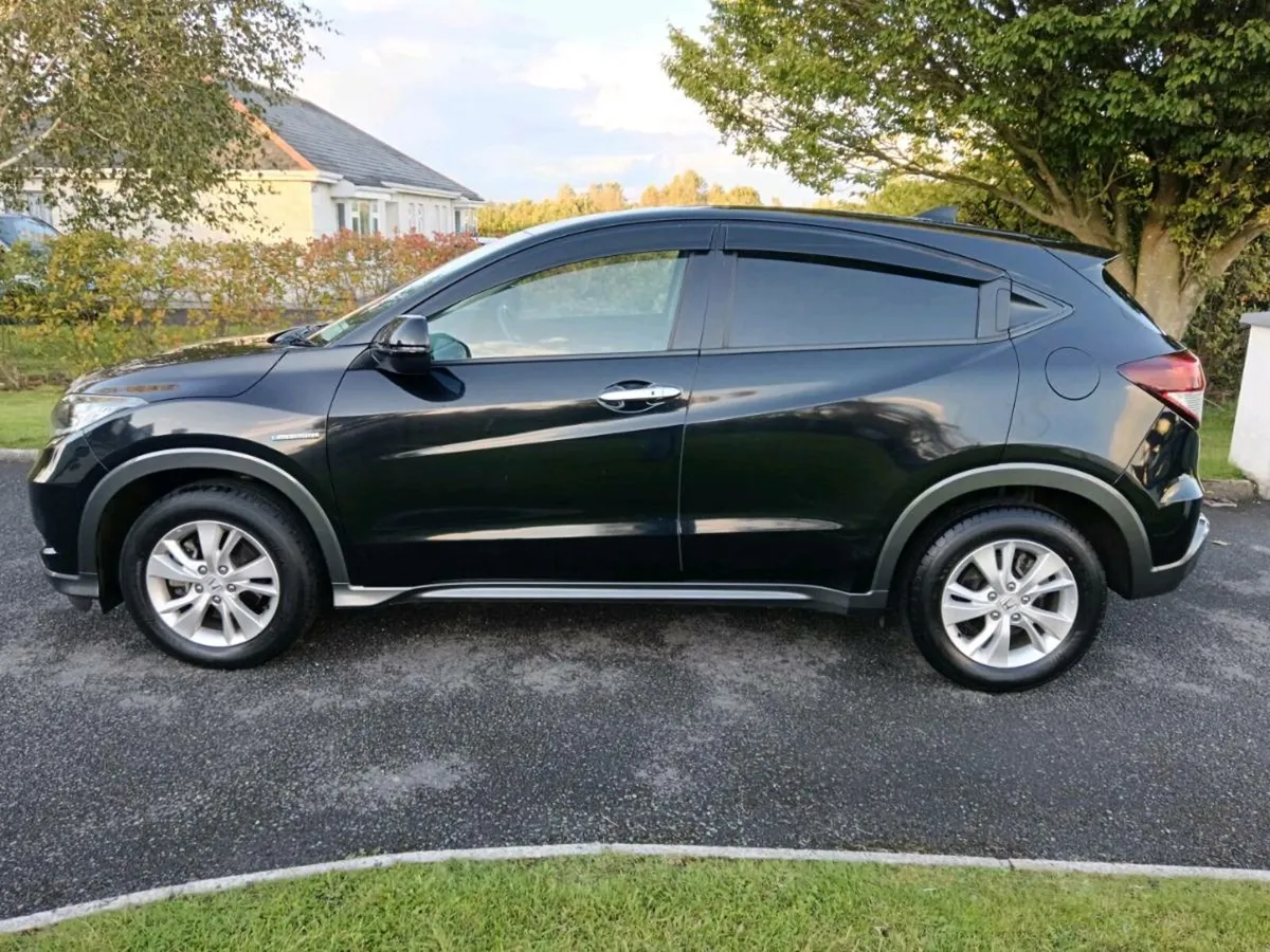 Honda HRV Vezel 1.5 Hybrid Auto 2015 Low km - Image 4