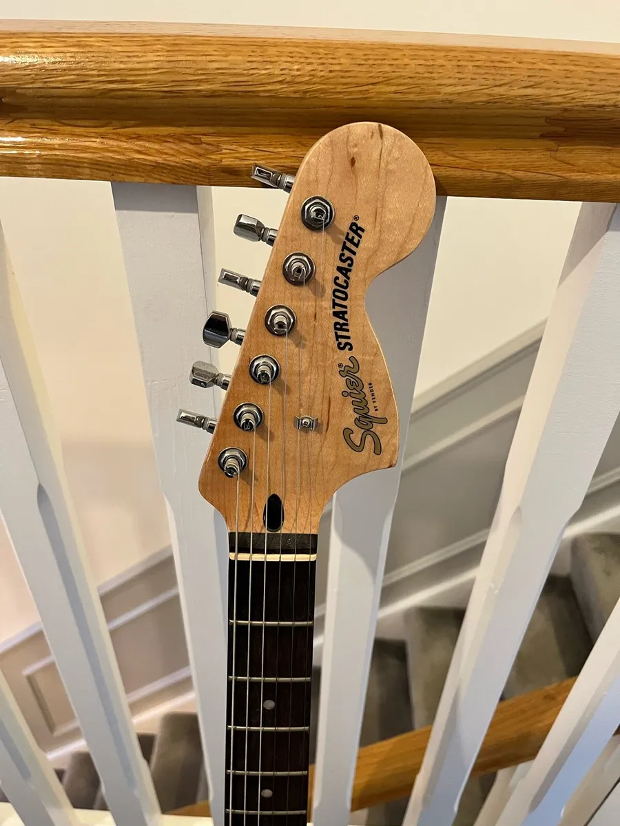 Squier Affinity Stratocaster HH LRL Guitar - Image 2