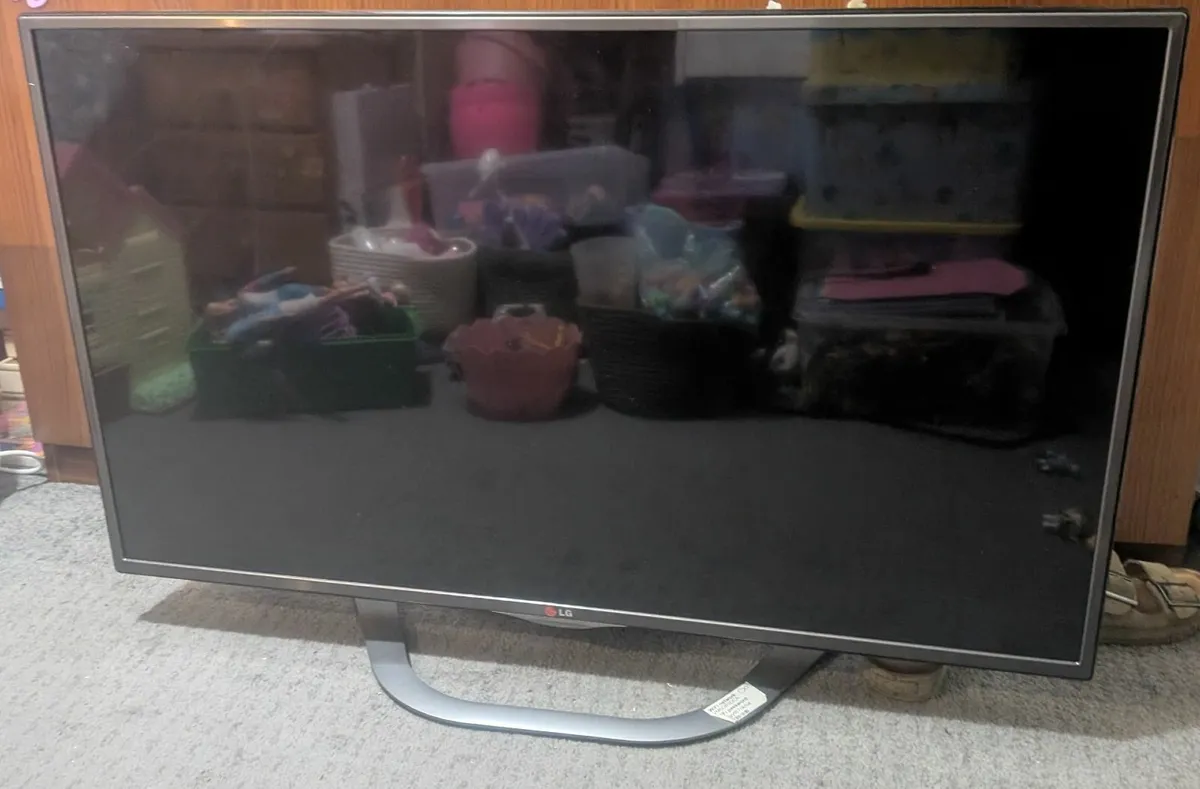 LG Smart TV 42 inches with 3D glasses - Image 1