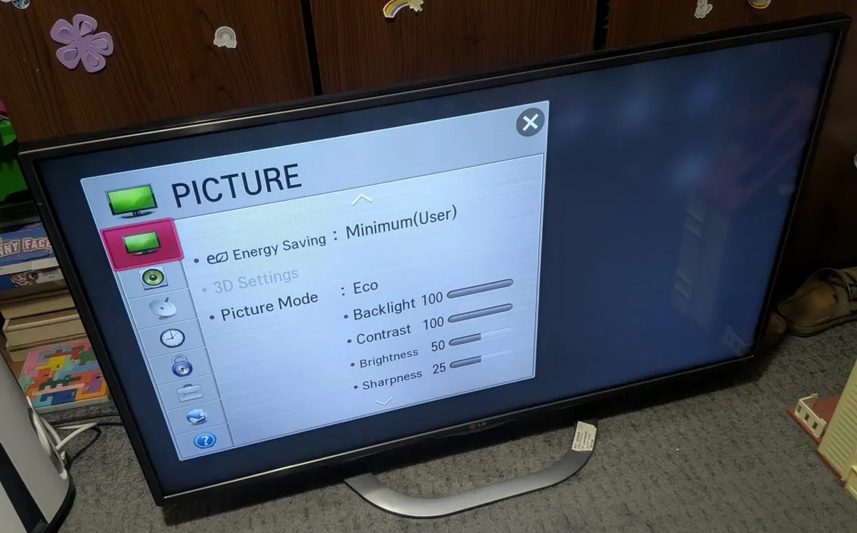 LG Smart TV 42 inches with 3D glasses - Image 2