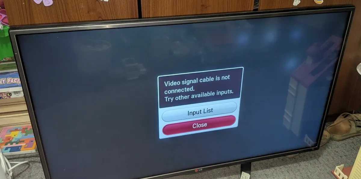 LG Smart TV 42 inches with 3D glasses - Image 3