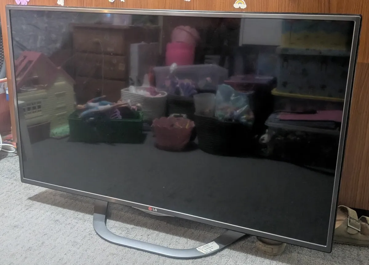 LG Smart TV 42 inches with 3D glasses - Image 4