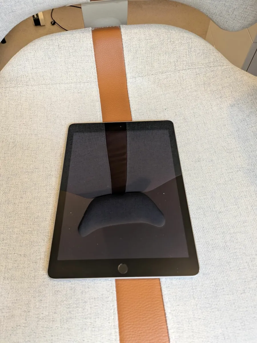 Apple iPad 5th generation (2017) - Image 1