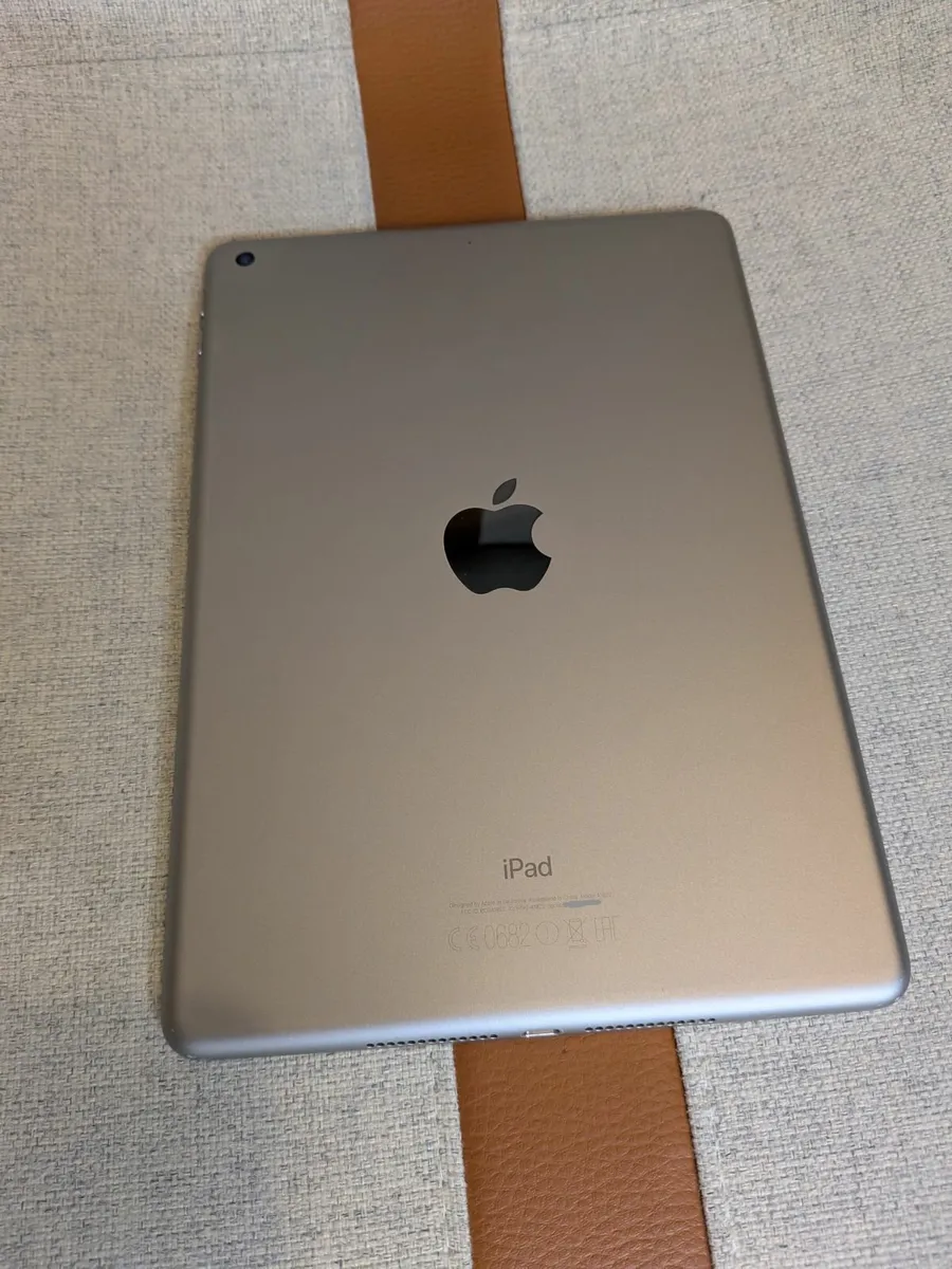 Apple iPad 5th generation (2017) - Image 2