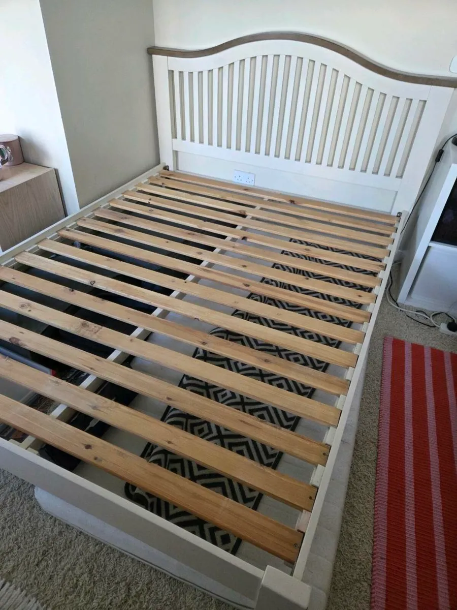 King size bed - Image 1