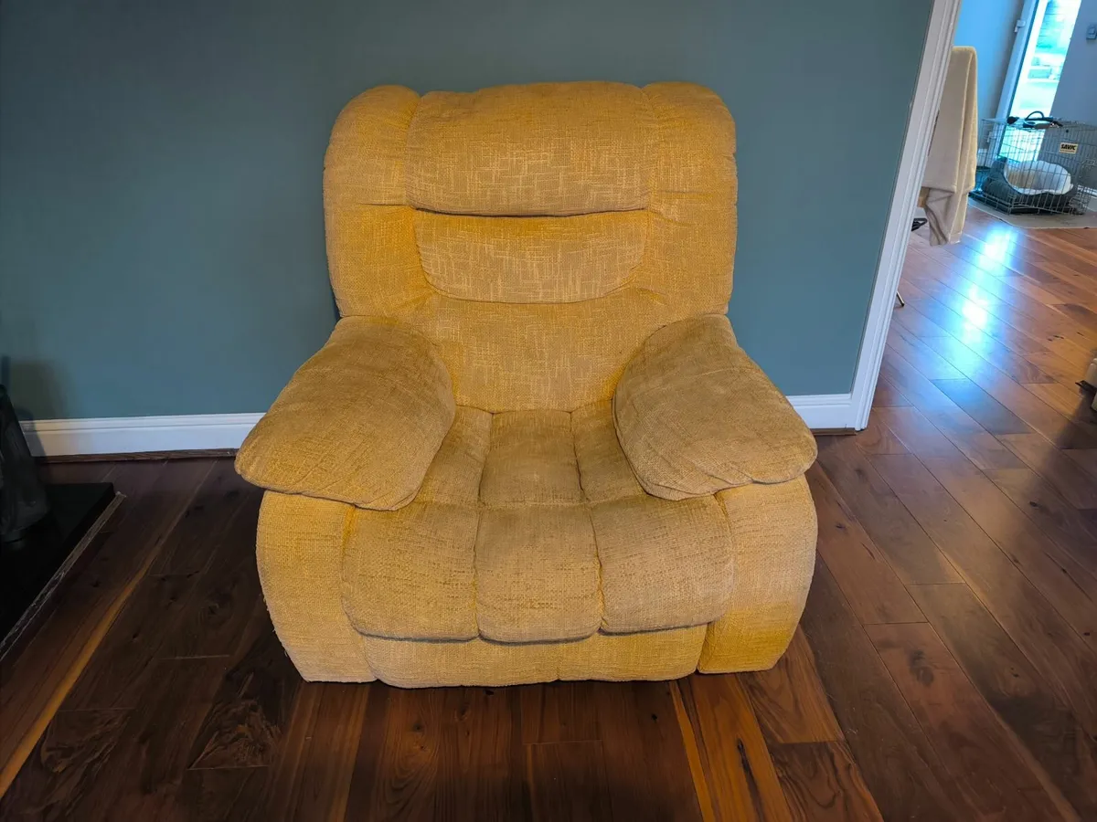 Couch and  reclining armchair set - Image 1