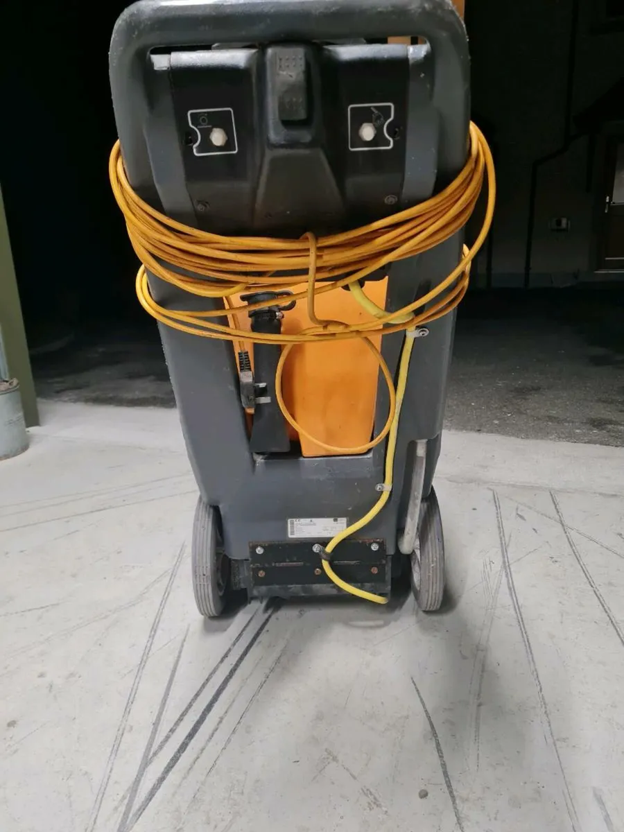 Taski aquamat 30 carpet cleaning machine - Image 3