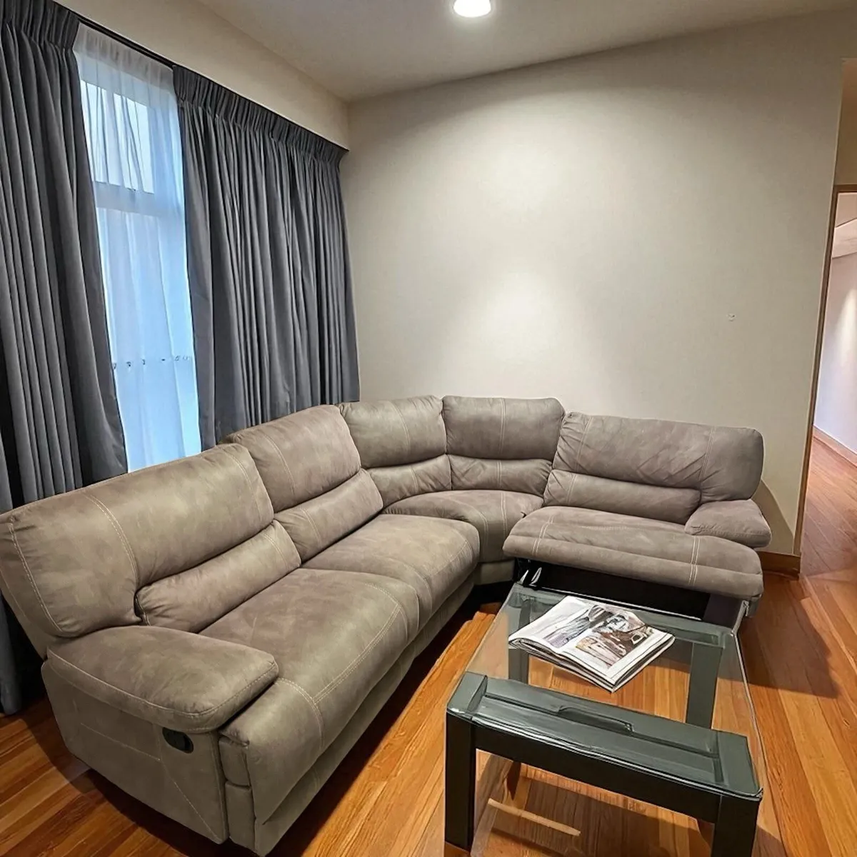 Large beige corner recliner sofa couch - Image 3