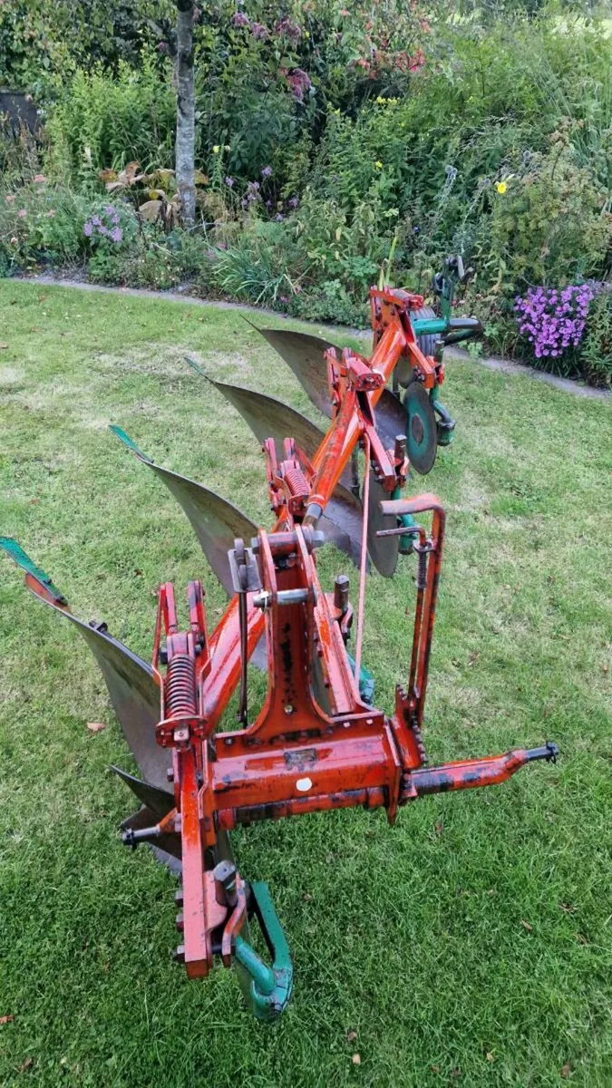 Kverneland round beam plough - Image 1