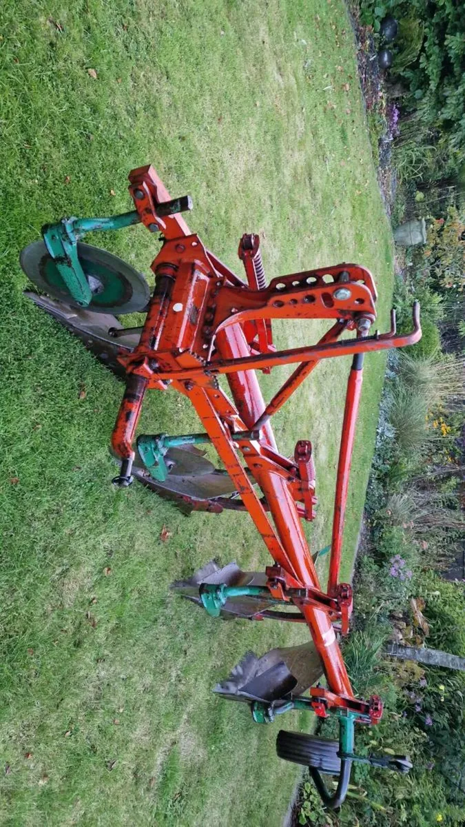 Kverneland round beam plough - Image 2