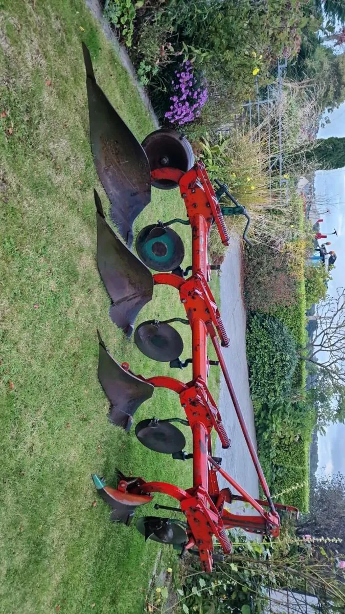 Kverneland round beam plough - Image 4
