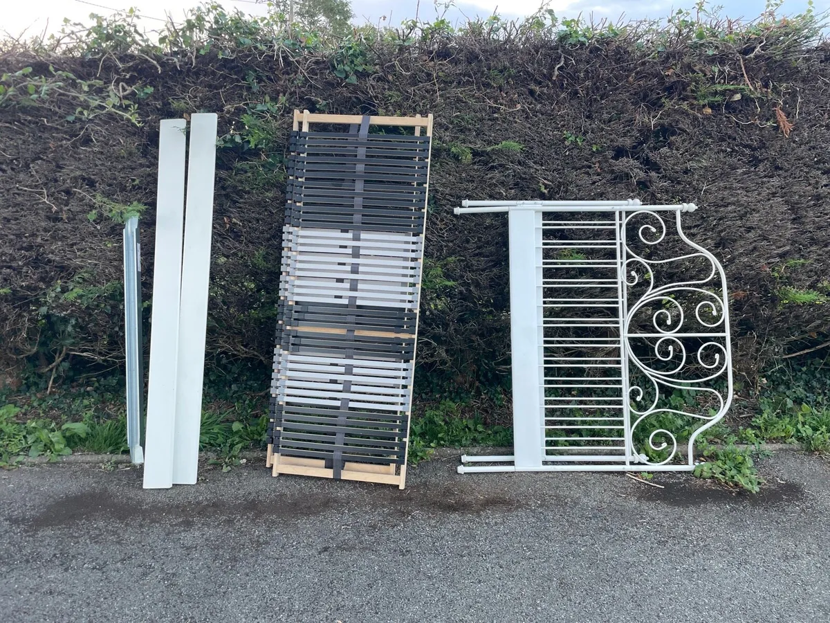 4,6 ft double metal bed frame white - Image 1