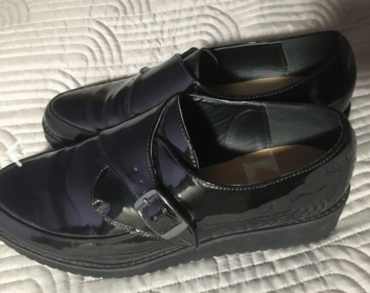 Black patent shoes - Size 7 - Image 1