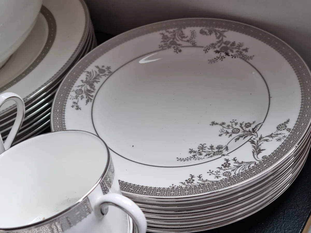 Vera Wang Wedgwood "Vera Lace Platinum" Dinner Set - Image 2