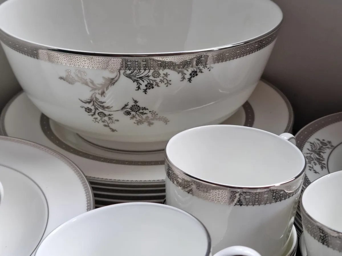 Vera Wang Wedgwood "Vera Lace Platinum" Dinner Set - Image 4