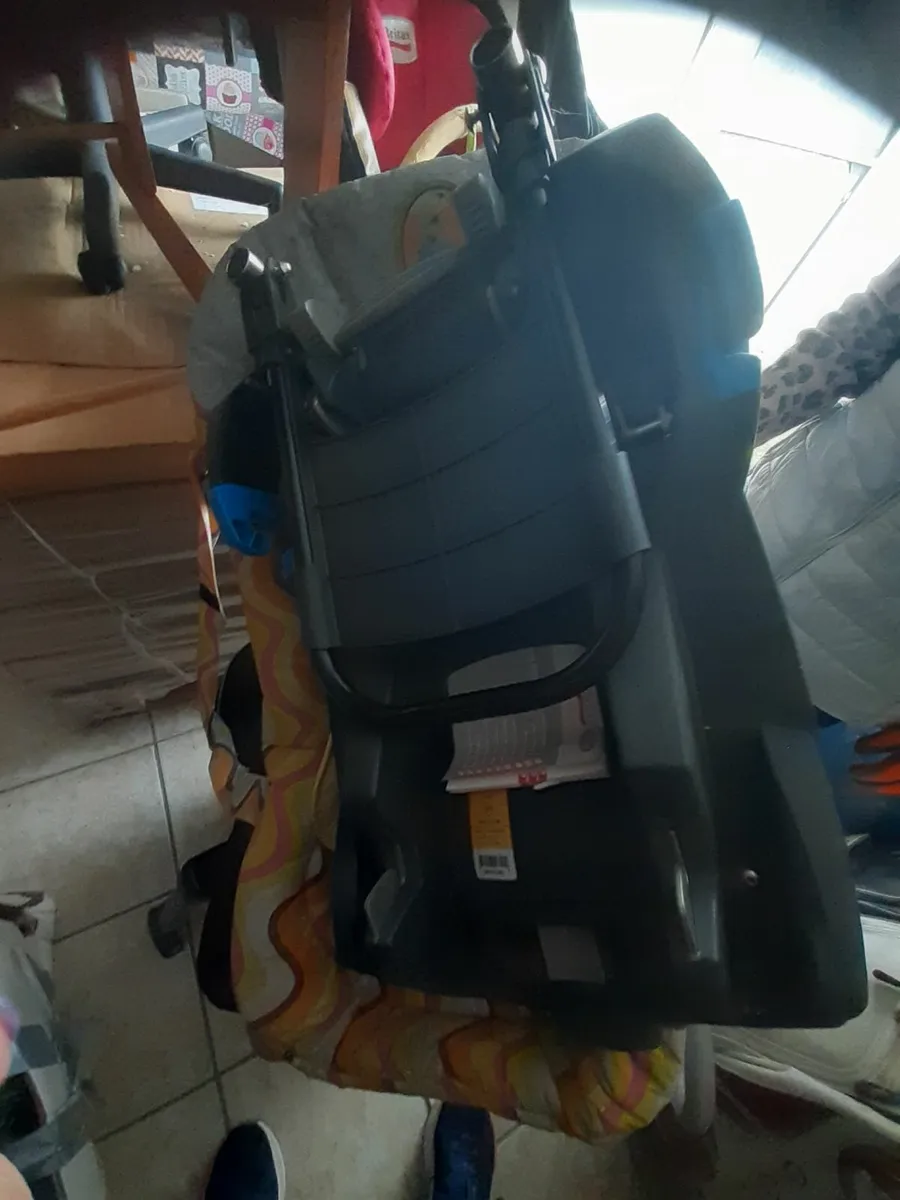 Child seats, play pen and other items. - Image 3