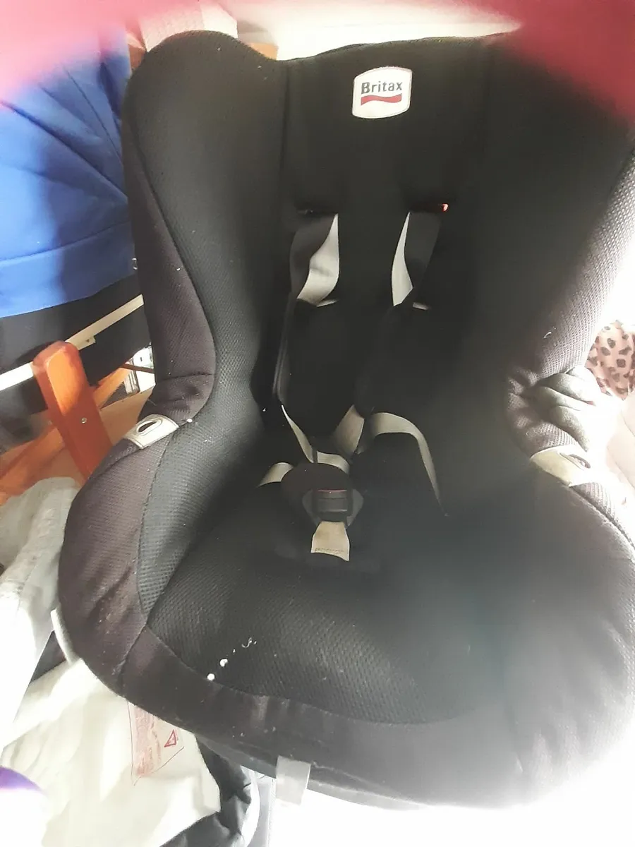 Child seats, play pen and other items. - Image 4