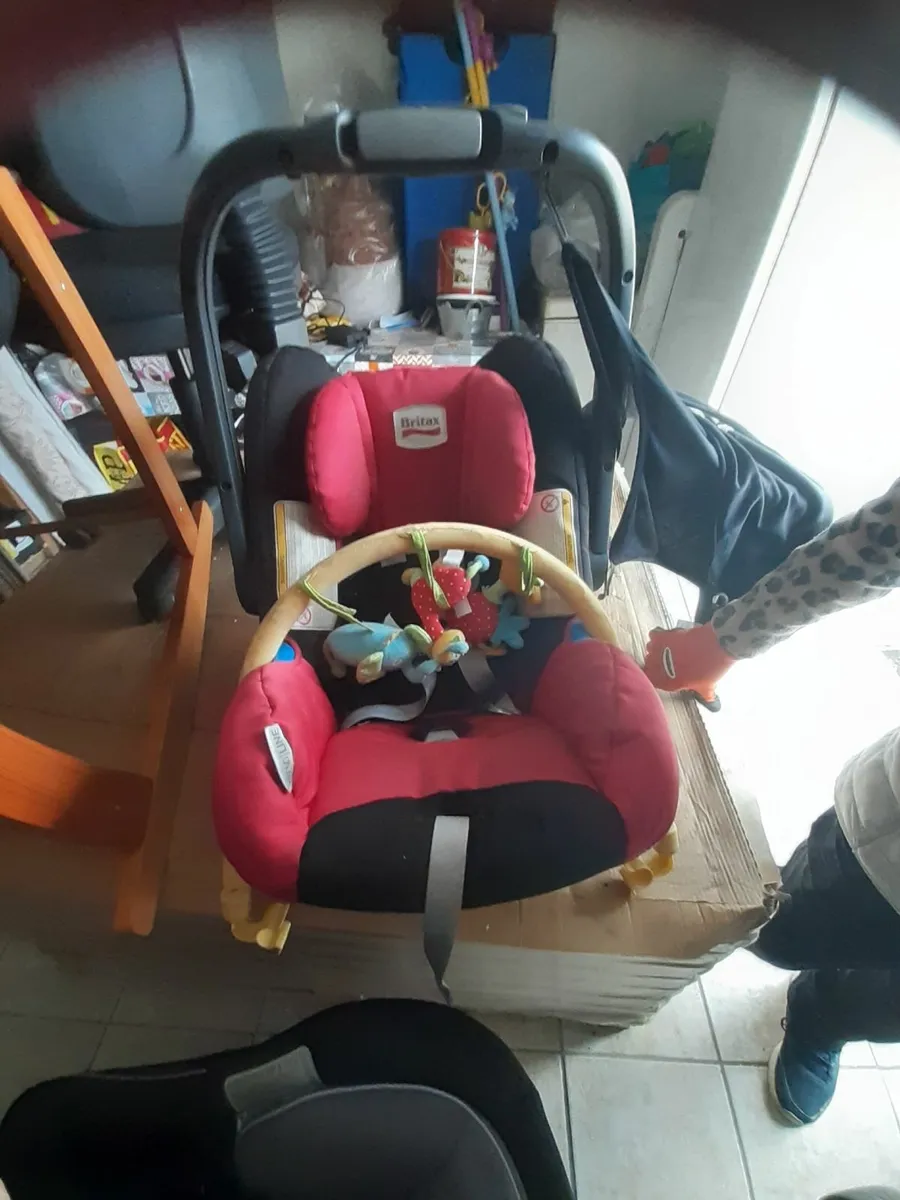 Child seats, play pen and other items. - Image 1
