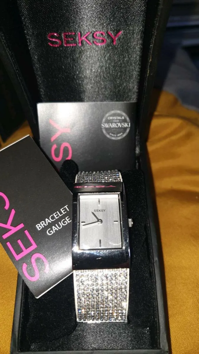 LADYS WATCH ..
