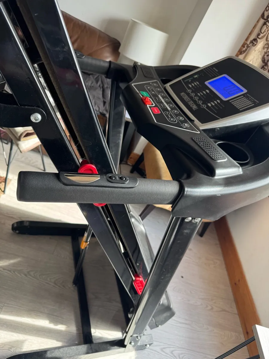 Motorised treadmill - Image 1