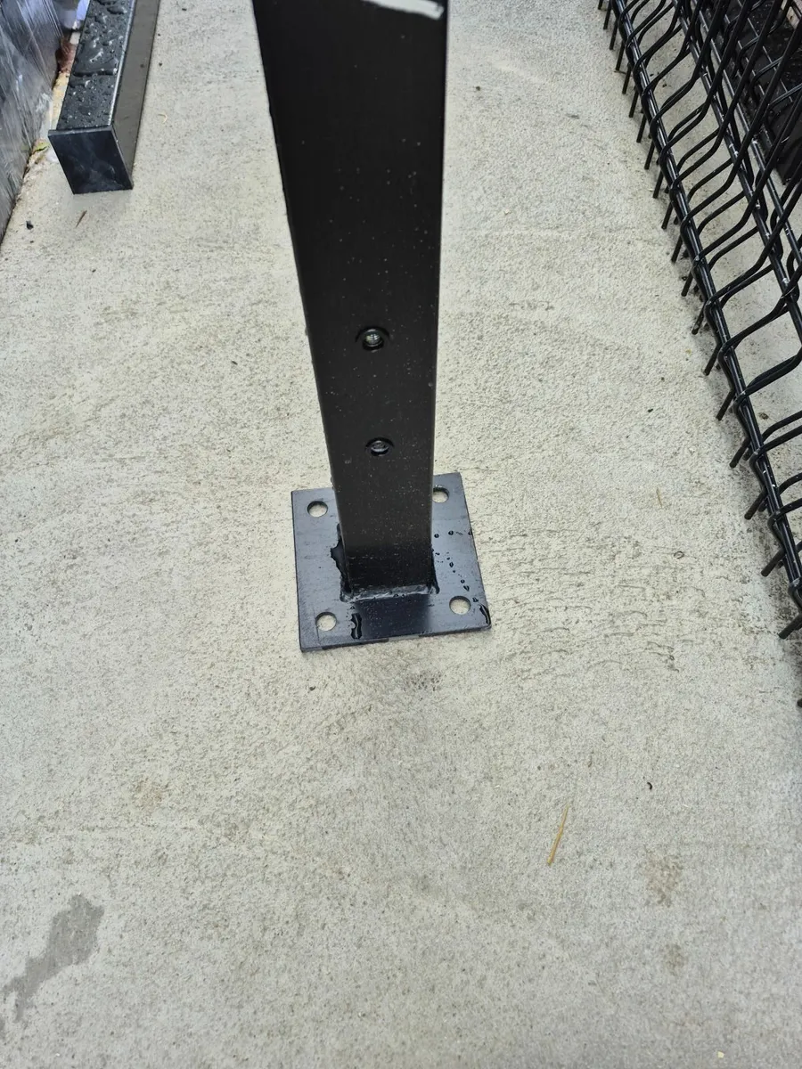 Fence posts - Image 2