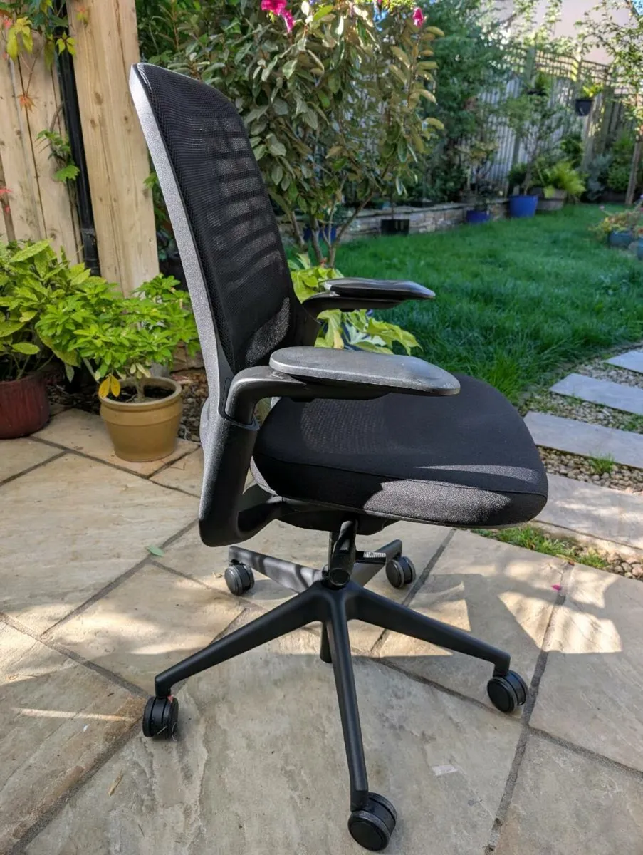 Ergonomic office chair - Image 2