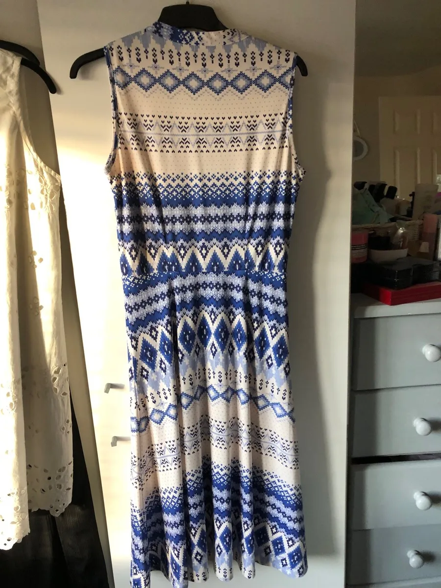 Ladies  stunning dress size 10 €15 - Image 2