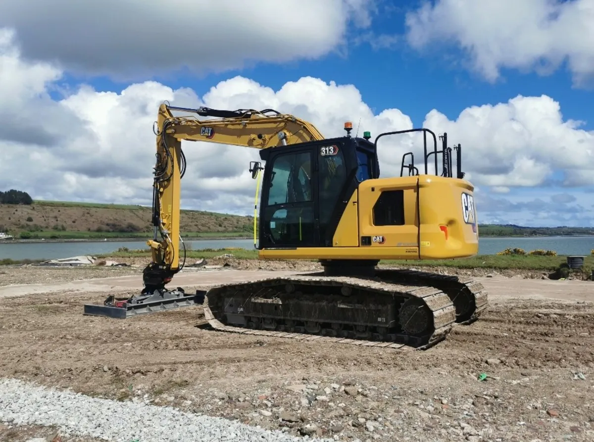 2022 CAT 313 2D excavator - Image 2