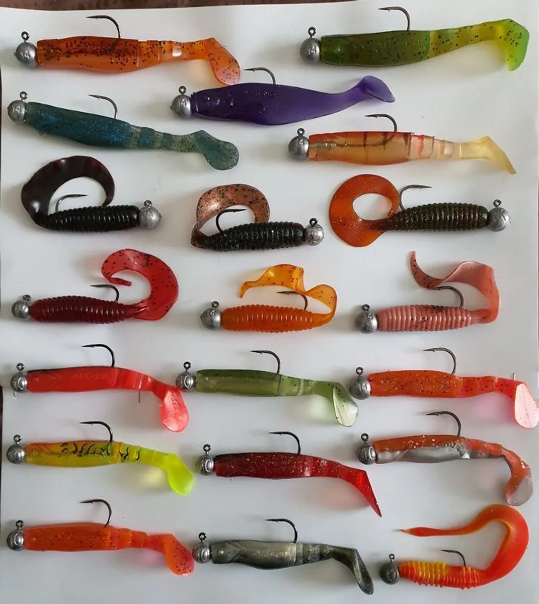 No#14 - New - Set of 20pcs mix colour soft lures 7,5-10,5cm on jig heads 6/0 and 10g & 14g - Pike Perch Trout Salmon Bass Cod Pollock
